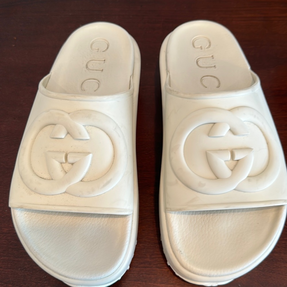 Gucci slide. AUTHENTIC 

Embossed Interlocking GG GUCCI